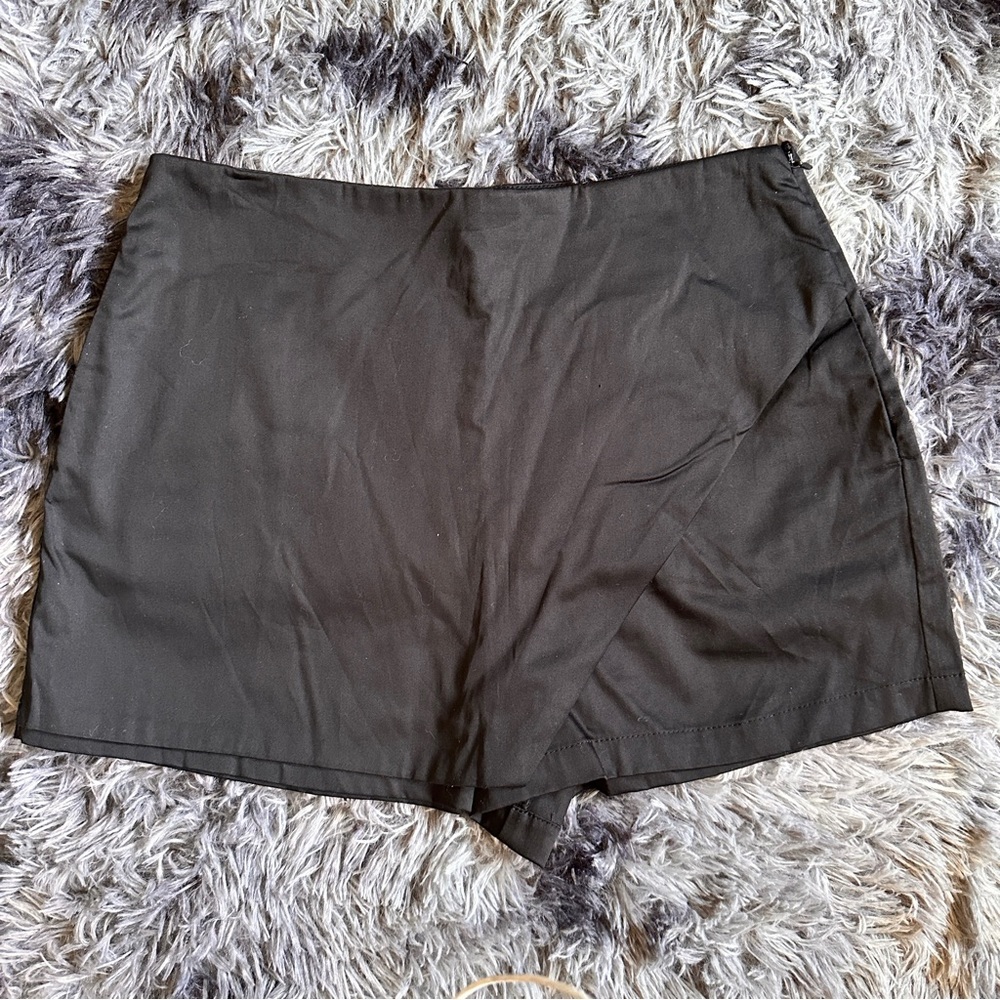 FOREVER 21 - Cotton-Blend Overlay Skort. Black. large.